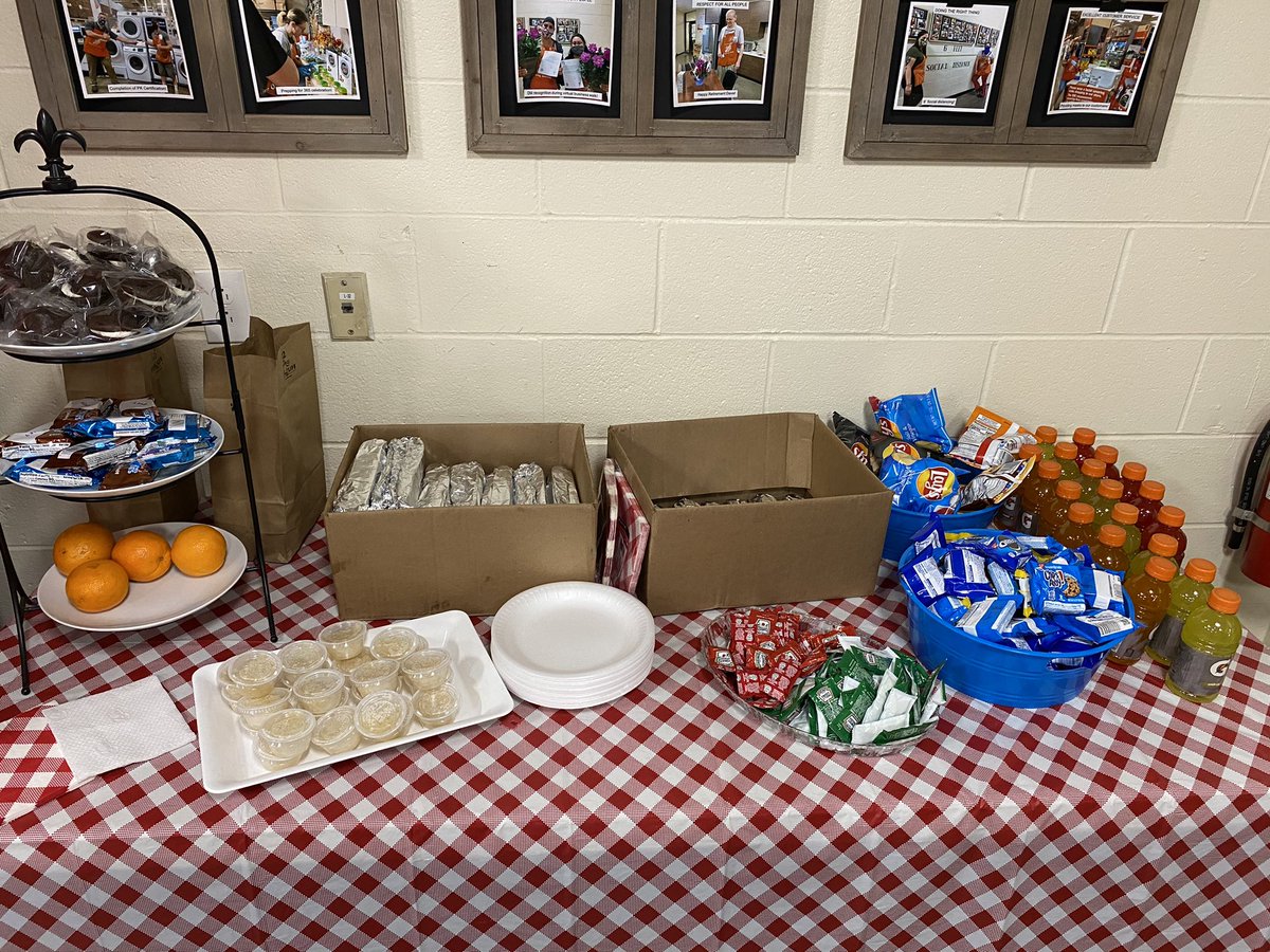 AkerleyGreg's tweet photo. Backyard Cookout here at @hd6208 for Success Sharing!!! Thank you to all our amazing associates for making this past half so successful! #NEProud @CianciJeff @maryanne_stl @DianeRaymond26 https://t.co/pCBZnZm95q