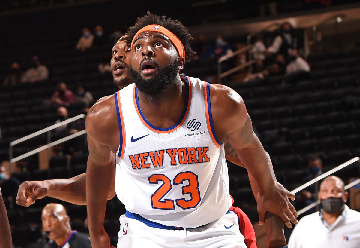 Knicks' Mitchell Robinson exits with broken right foot