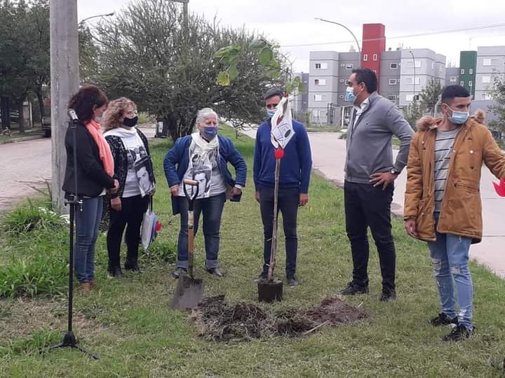 Agustin3766's tweet photo. Se plantaron 6 arbolitos .
Gracias por acompañar Juan Manuel Rufeil sub secretario de Participacion Ciudadana , Director CPC Centro America Sebastian Baigorri  , tambien por acercase a Stella Maris Peralta Sub directora cpc Rancagua y Jorge Tuschi Sub Director de DDHH. https://t.co/k1hl5ilqmP