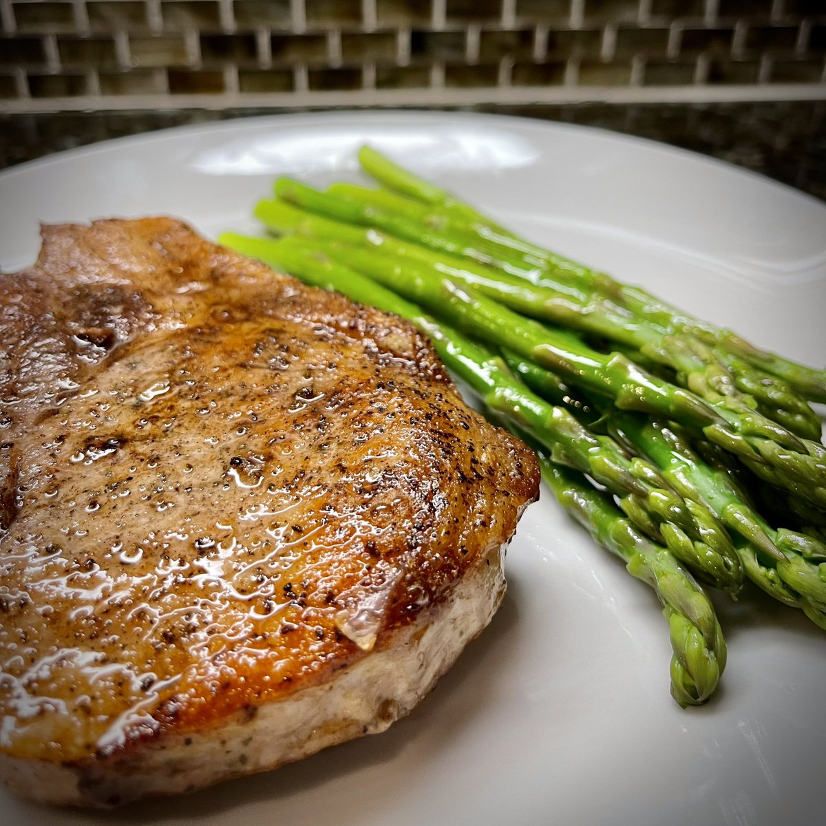 DrLCsquare's tweet image. A glorious meal for this weeks big Saturday night dinner! Arugula salad with golden beets and a Berkshire pork chop with asparagus. The wine was 👌#ChemistsWhoCook #CookingWithLC @LiquidFarm