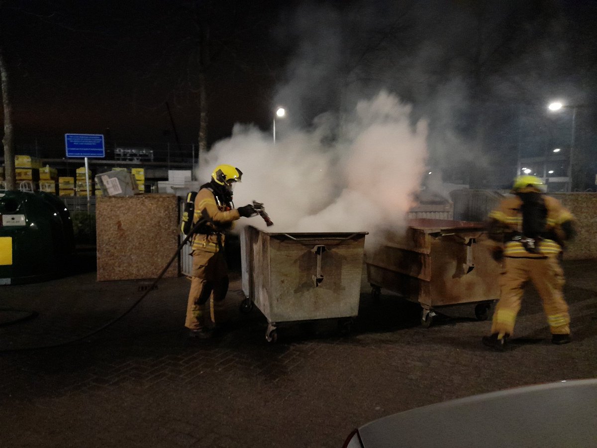 IncidentenHIA's tweet photo. Bij winkelcentrum De Schoof staan 5 papiercontainers in brand, de brandweer is aan het blussen #HIA. https://t.co/Ei6QiD9JML