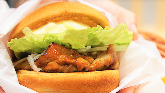 モスバーガー On Twitter お昼は テリヤキチキンバーガー 甘い醤油だれの香りが良きかな ๑ ᴗ ๑ モスバーガー 鶏の日 営業時間や販売メニューは店舗により異なります