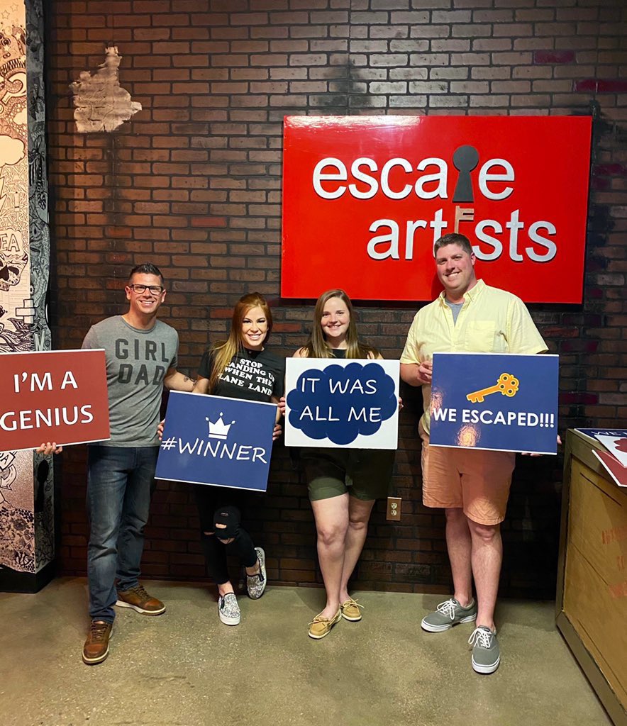 MadisonRayne's tweet image. We escaped!! 🙌🏼🙌🏼

Also, seriously, stop standing up when the plane lands, am I right @HOMAGE 💁🏼‍♀️🛬 #TeamHomage #EscapeArtists @realjoshmathews 

“MadisonRayne” for 15% off your first order: homa.ge/389CXg9