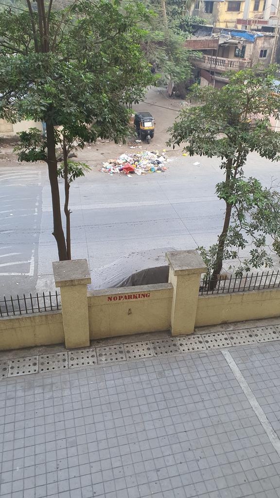 vadhula's tweet photo. Trash on the road in Balkum after trash can is removed. Kindly do something It's stinks. @TMCaTweetAway https://t.co/11ZT7IBOyz