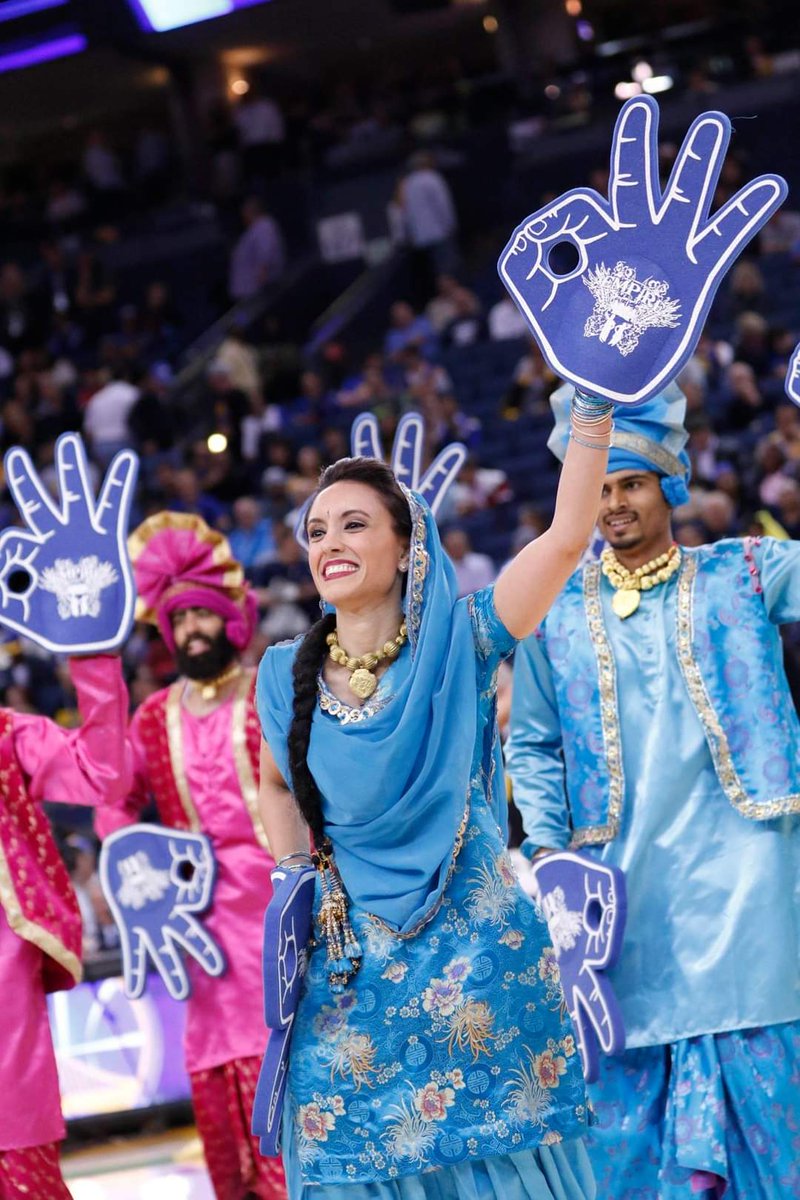 TBhangramania's tweet photo. The Bhangra at NBA🎯🎯⭐⭐
#bhangrainternational #bhangraNBA 
#bhangra https://t.co/DxT9IaZDeg