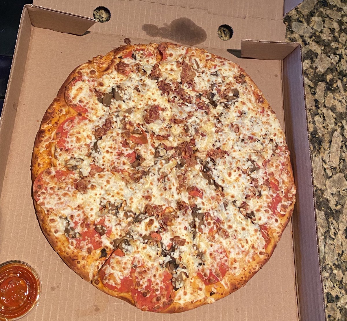 luciatorrero's tweet photo. Ahora un poema: 

Me la trajeron desde Navojoa 😭❤️😍💫🍕

#CreerEsCrear 😜
#GraciasUniverso 🤩
#DiositoMeBendice 🙏🏼
#ExplosionDeSabor 🤤 https://t.co/0kmpdEUxng