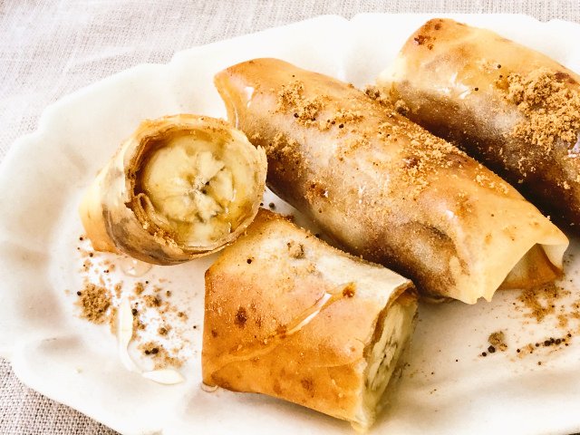 nikkan_t_hanbai's tweet photo. 毎週（金）～（月）連載
＝#賢いレシピ＝
#石川智佳子 #挾本佳代
今日は #ハチミツ黒糖バナナ春巻き レシピと解説は新聞を読んでね📰掲載されていない地域もあります😣 @chikappe3 #テーマは3密よりハチミツ https://t.co/vZOHL2Z0sL