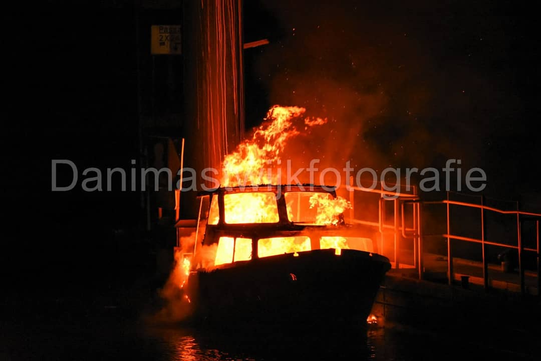 Danimastwijk's tweet photo. Vanavond omstreeks 20:00 uur brak er brand uit op een plezierjacht in #Vianen. Het plezierjacht lag langs de stijger langs de #Zomerdijk. De brandweer had het vuur snel onder controle maar kon niet voorkomen dat het plezierjacht volledig uitbranden. Oorzaak is nog onbekend. https://t.co/ZOKuQTNrKq