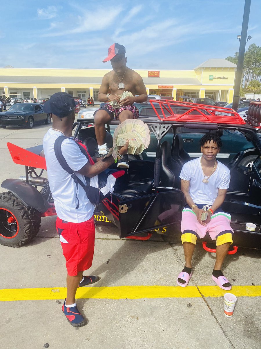 IAM_2LANE's tweet photo. Can You Do This Lil Nigga 🌤🌴🌊 ??? #PCB2K21 #MOBLYFE https://t.co/C7jSQMnq72