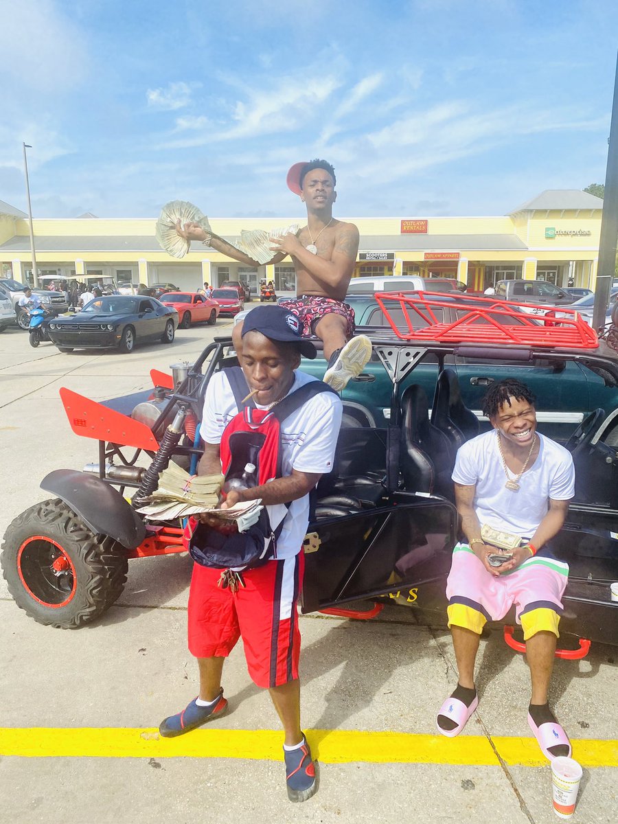 IAM_2LANE's tweet photo. Can You Do This Lil Nigga 🌤🌴🌊 ??? #PCB2K21 #MOBLYFE https://t.co/C7jSQMnq72