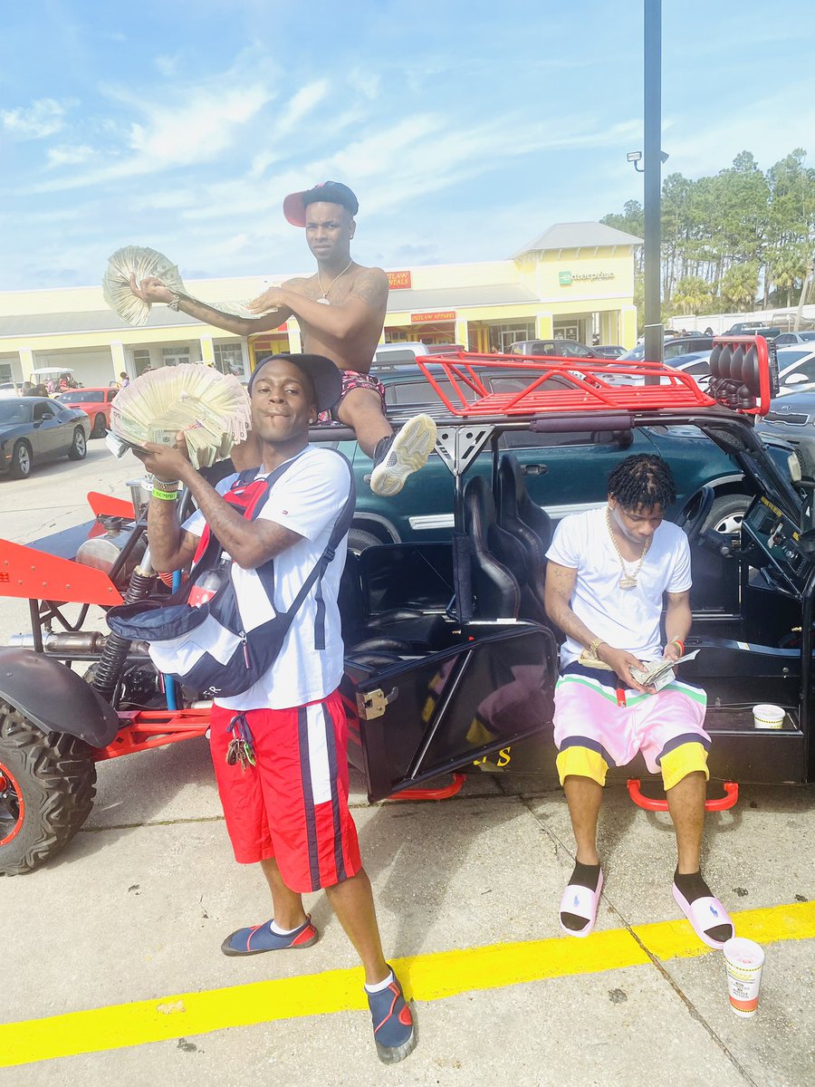 IAM_2LANE's tweet photo. Can You Do This Lil Nigga 🌤🌴🌊 ??? #PCB2K21 #MOBLYFE https://t.co/C7jSQMnq72