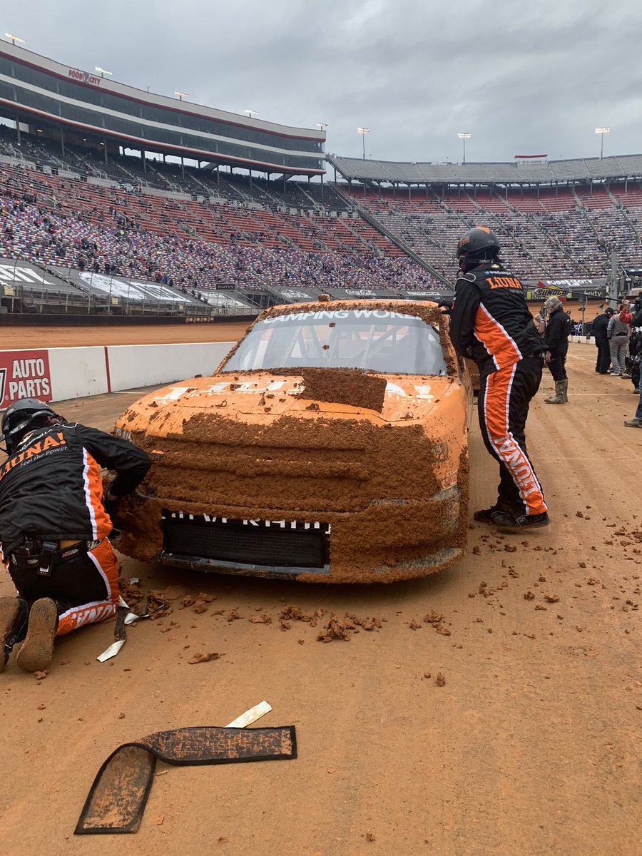 How it started ➡️ how it’s going after one lap in Heat One at @BMSupdates 😳

#WeAreGMS #NASCAR #TA26 #PintysTruckRaceOnDirt #ItsDirtBaby