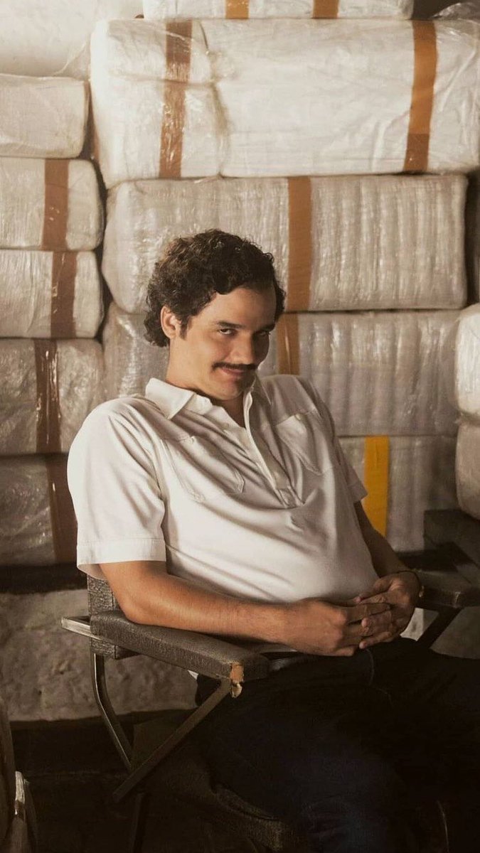 Пабло эскобар нарко. Наркоз сериал эскобар один. Пабло эскобар фильм нарко. Эскобар в кресле. Вагнер моура нарки.