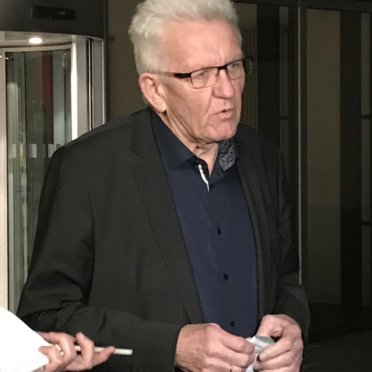 ma_kuse's tweet photo. Spät ist’s geworden: Kretschmann verkündet nach #Sondierungen in BW, dass es keine weitere Runde geben wird. @GrueneBW entscheiden jetzt die Woche über für sich, wer sie am meisten überzeugt hat. 🚦🥝 
Frieren für @SWRAktuellBW https://t.co/SZiXWUns77