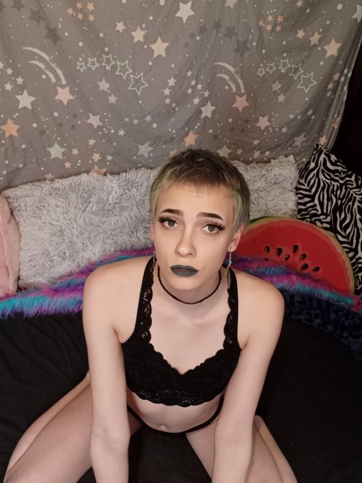 Nonbinary babe of your dreams ~  🖤Top 22%  🖤No PPV  🖤 85+ videos, 600+ pix  🖤600+ pics &amp; 80+ videos!  🖤Only<a href="/tag/apclips"class="tags"><span>#apclips</span></a>