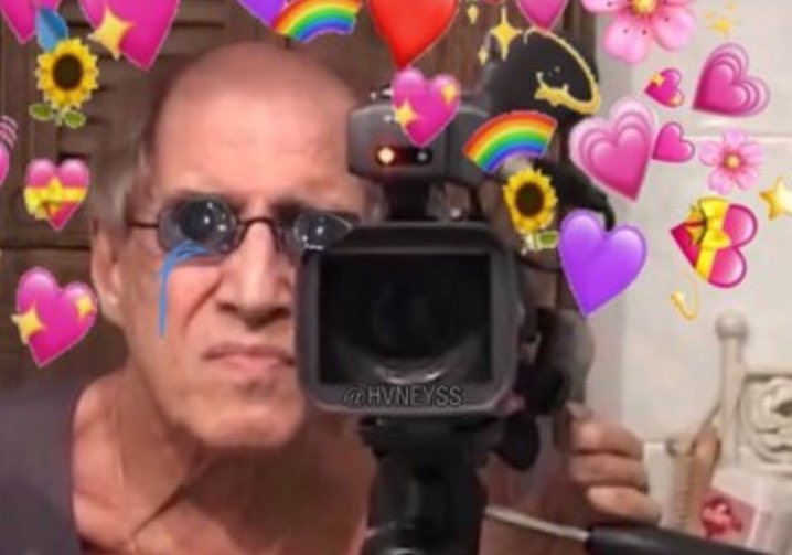 naggiacazzo's tweet photo. il cameraman di fiducia mentre riprende giulia quando canta sangio  #amici20 https://t.co/f5L1lA3uV6