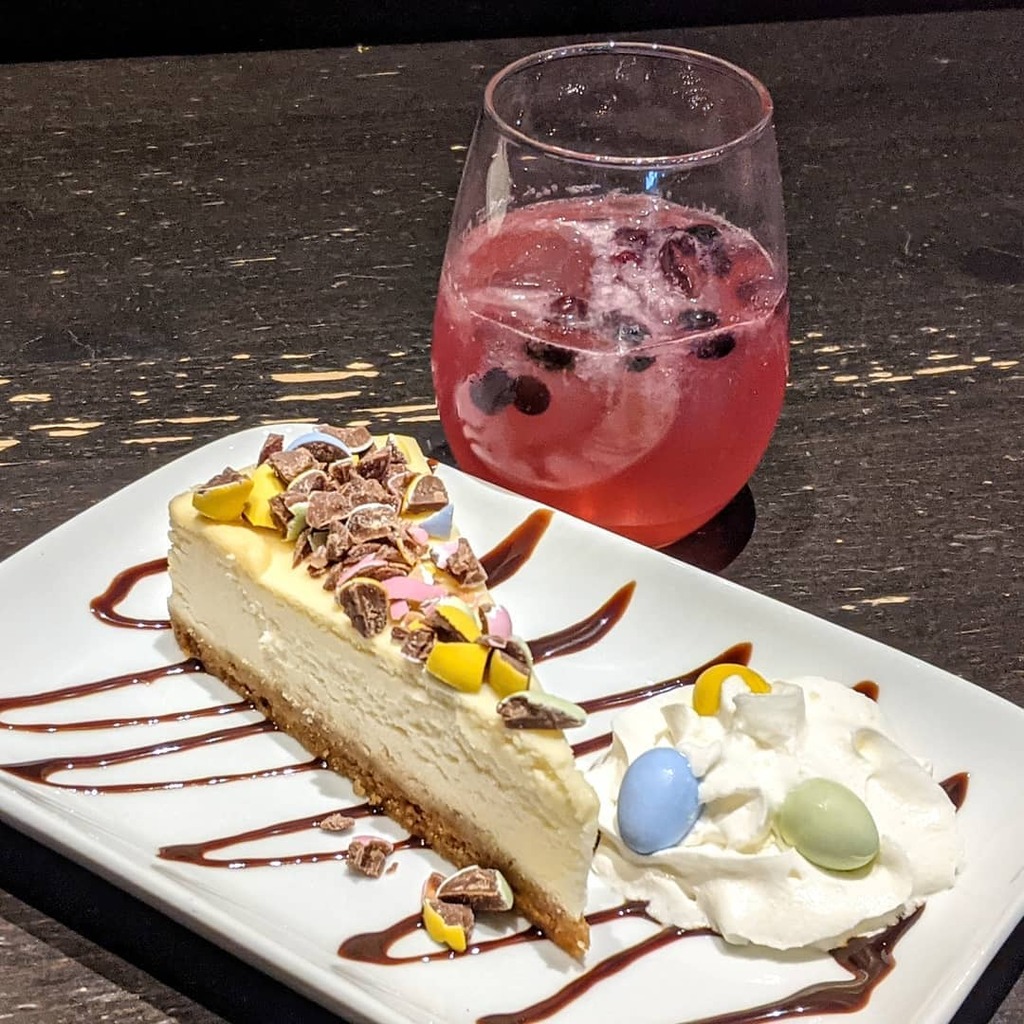 GamesOnTap's tweet image. Step into spring with a chocolate easter egg cheesecake and a Blueberry Bees Knees!

#kwawesome #waterlooregion #explorekw #explorewr #openfordinein #cheesecake #beesknees #boardgamecafe #dessert #drinks instagr.am/p/CM76AhFgZEc/