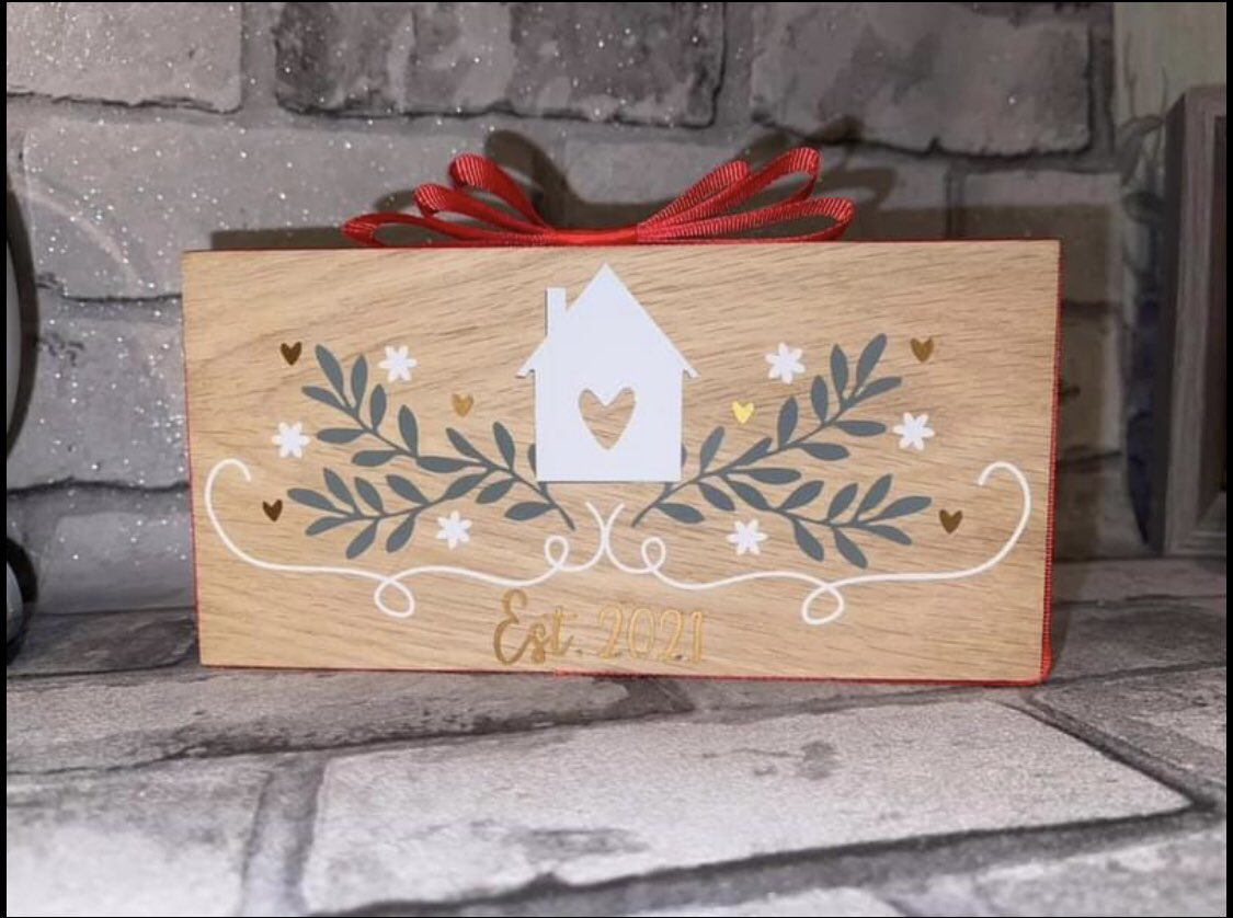 New home free standing wooden plaque
The perfect gift with the year they move into home and house number can be added - ribbon colour can be changed to suit decor

£12.50
