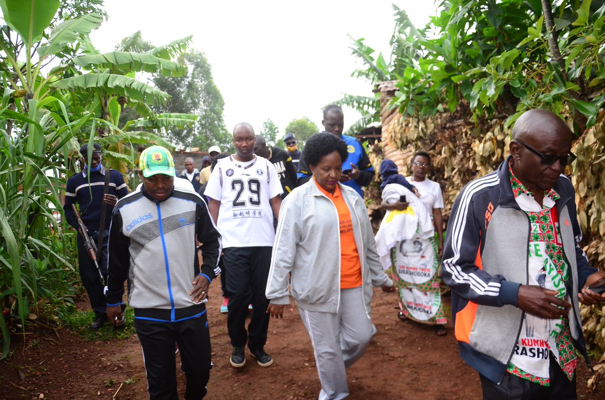 CnddFddBuhumuza's tweet photo. #Burundi Ubuserukizi bw'umugambwe @CnddFdd mu ntara ya @MuyingaProvince bwatunganije ibikorwa vyo kwipfurizanya umwaka mushasha w'2021 ku bagumyabanga bomuriyo ntara. Ibikorwa bikaba vyatanguwe no kugendura imirima n'ibitungwa vya kijambere vy'abagumyabanga.@nancymutoni https://t.co/qY63A7bDxB