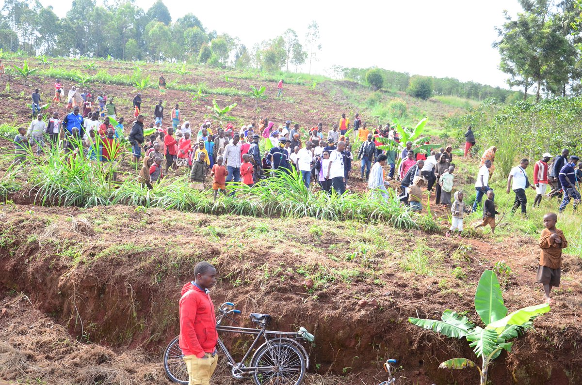 CnddFddBuhumuza's tweet photo. #Burundi Ubuserukizi bw'umugambwe @CnddFdd mu ntara ya @MuyingaProvince bwatunganije ibikorwa vyo kwipfurizanya umwaka mushasha w'2021 ku bagumyabanga bomuriyo ntara. Ibikorwa bikaba vyatanguwe no kugendura imirima n'ibitungwa vya kijambere vy'abagumyabanga.@nancymutoni https://t.co/qY63A7bDxB