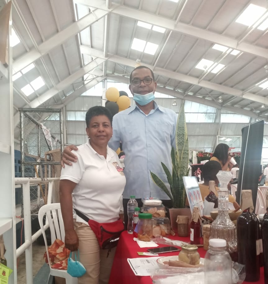 fedarte02's tweet photo. Autoridades y líderes gremiales ponderan calidad productos de Mamá Tonila, en Dajabon y de la Asociación de Artesanos de Montecristi, que preside Susy Marte. #ExpoMiPyme @MIC_RD #TalleresFormacion @fodearterd @MiculturaRD @TurismoRD @faraujo01 @JoseOLeger @Hernani2020 @ProSoliRD https://t.co/qCu4mYXrd8