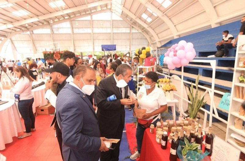 fedarte02's tweet photo. Autoridades y líderes gremiales ponderan calidad productos de Mamá Tonila, en Dajabon y de la Asociación de Artesanos de Montecristi, que preside Susy Marte. #ExpoMiPyme @MIC_RD #TalleresFormacion @fodearterd @MiculturaRD @TurismoRD @faraujo01 @JoseOLeger @Hernani2020 @ProSoliRD https://t.co/qCu4mYXrd8