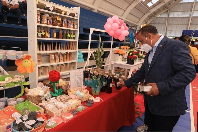 fedarte02's tweet photo. Autoridades y líderes gremiales ponderan calidad productos de Mamá Tonila, en Dajabon y de la Asociación de Artesanos de Montecristi, que preside Susy Marte. #ExpoMiPyme @MIC_RD #TalleresFormacion @fodearterd @MiculturaRD @TurismoRD @faraujo01 @JoseOLeger @Hernani2020 @ProSoliRD https://t.co/qCu4mYXrd8