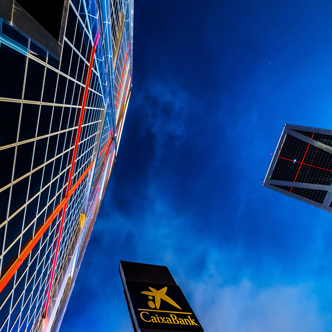caixabank's tweet photo. Primera noche de las Torres Kio con el logotipo de la estrella de CaixaBank. https://t.co/o5auNpq7ab