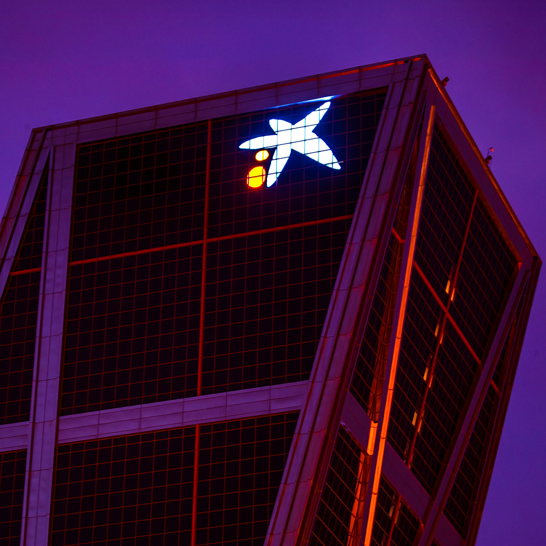 caixabank's tweet photo. Primera noche de las Torres Kio con el logotipo de la estrella de CaixaBank. https://t.co/o5auNpq7ab