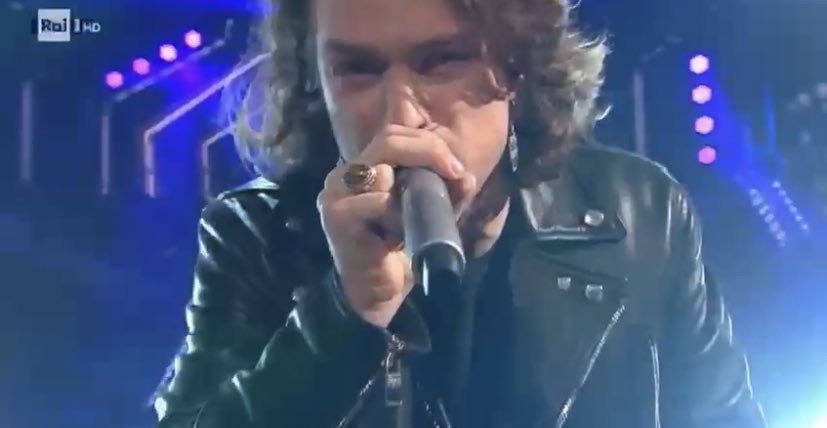 pippomaryfanti's tweet photo. POSSIAMO PASSARE DIRETTAMENTE AL MOMENTO IN CUI MUOVIAMO IL CULO SULLA GENESI DEL TUO COLORE? GRAZIE #Amici20 https://t.co/2GPUBQ2MGu