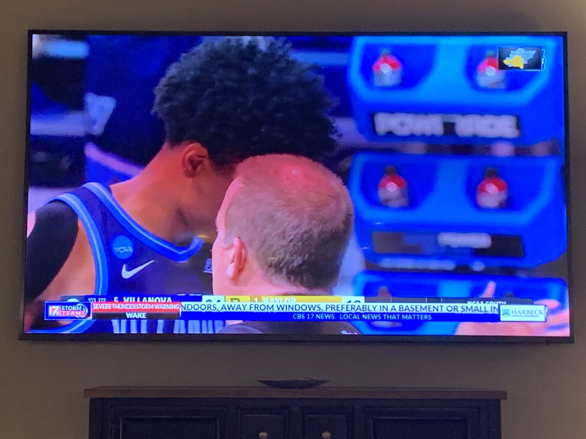 FireIcePackPod's tweet image. Always a good choice to block the score of the game for severe thunderstorms