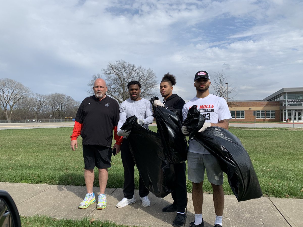21st Annual Spring Work-a-Thon is in the books! Proud of our players for helping clean up the Warrensburg community

#MulesGiveBack
#MuleBrothers 
#teamUCM