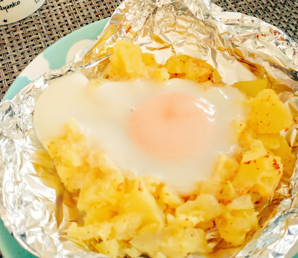 月見チーズポテト?✨
新じゃがの季節になりました!
なので、チーズと卵を添えて食べました✨
じゃがバターも良いですが、これを食パンの上に載せて食べても美味しいんです✨
是非✨お試し下さい??