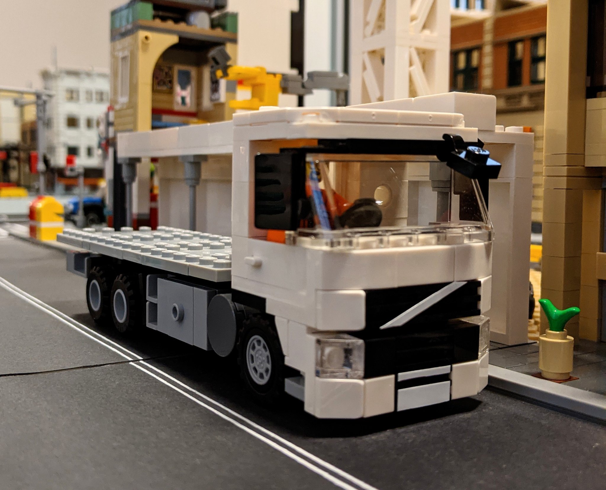 Twitter 上的 Craig Perrin："Volvo rigid truck built using my modular truck  system. The extra rear axle allows for a 17 long flatbed or box truck body.  Instructions for the modules are available