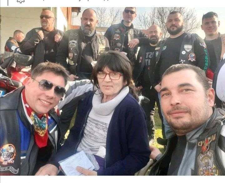 xDNorud1kGXpxXe's tweet photo. Бајкери 💪🏴‍☠️🏴‍☠️🇷🇸🇷🇸
Bajkeri iz cele Srbije sa preko 200 motora danas su posetili porodicu kojoj su radnici centra za socijalni rad hteli da odvoje decu od bake. Mala Marijana i Marko su na poklon dobili bicikle i značajnu sumu novca za školovanje. https://t.co/S1xe8jdbaW