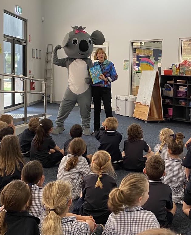 Lazy Daisy &amp; I had fun at Mornington PS last week. Funniest question: “Do you speak koala?” followed by the kid making a growling noise. ⁦<a href="/HardieGrantCP/">Hardie Grant Children's Publishing</a>⁩ ⁦<a href="/HardieGrant/">Hardie Grant Books</a>⁩ #koalas ⁦@Ashillustrates⁩ #fun #funny #picturebooks #DaisyRunsWild #LazyDaisy
