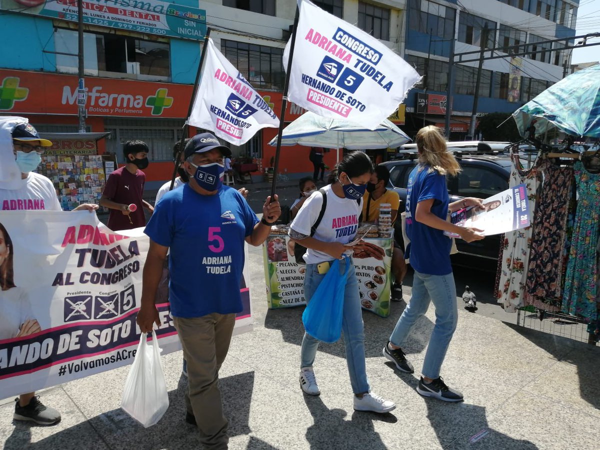 adrianatudelag's tweet photo. Hoy estuvimos en San Martín de Porres y Los Olivos recorriendo Plaza Lima Norte y los mercados de Palao, el Trébol y COVIDA. Muchísimas gracias a los voluntarios que me acompañaron hoy, gracias a ustedes estamos cada vez más cerca a la meta! 💙🚈💪🏼 #VolvamosACreer https://t.co/1Csby6z71A