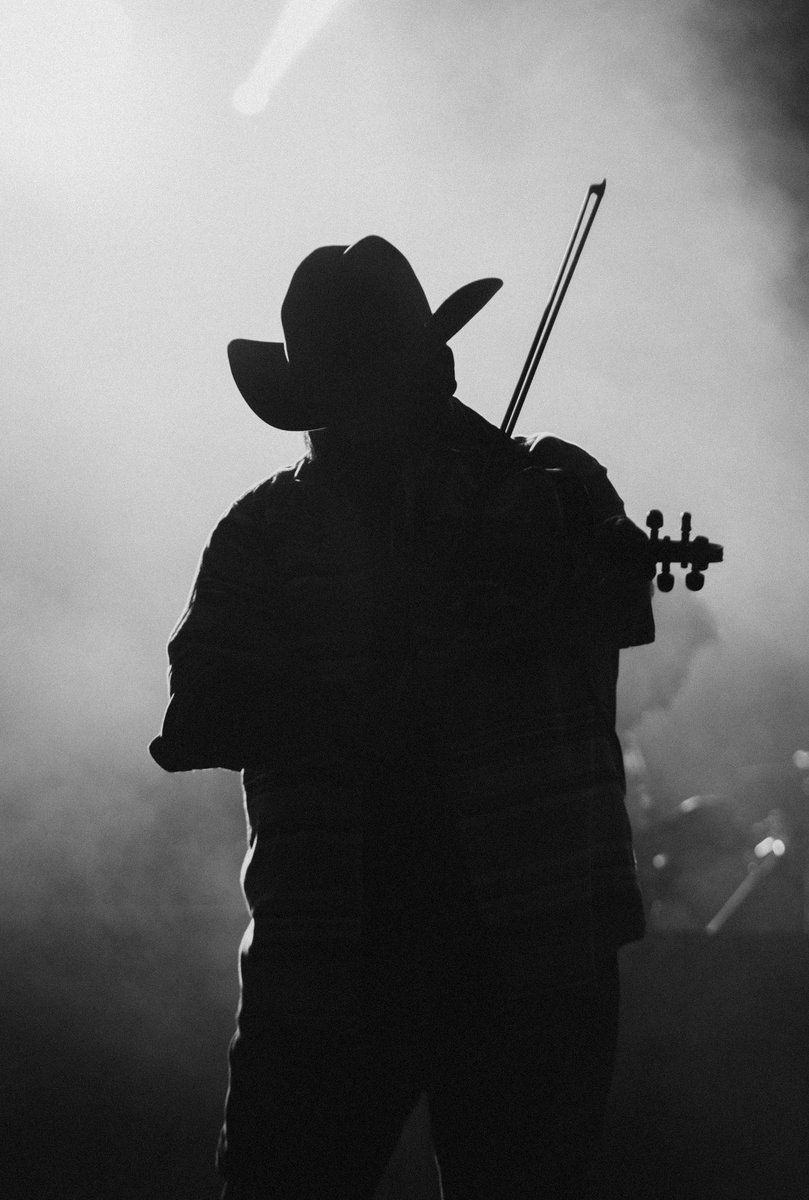FlatlandCavalry's tweet photo. We had a blast on Night 1 of the #BackToTheMinors Tour with @MidlandOfficial & @haileywhitterscc. Round 2 tonight in Corpus Christi! Doors at 6 & Music at 7! 🤠 https://t.co/P6kcQtbW6C