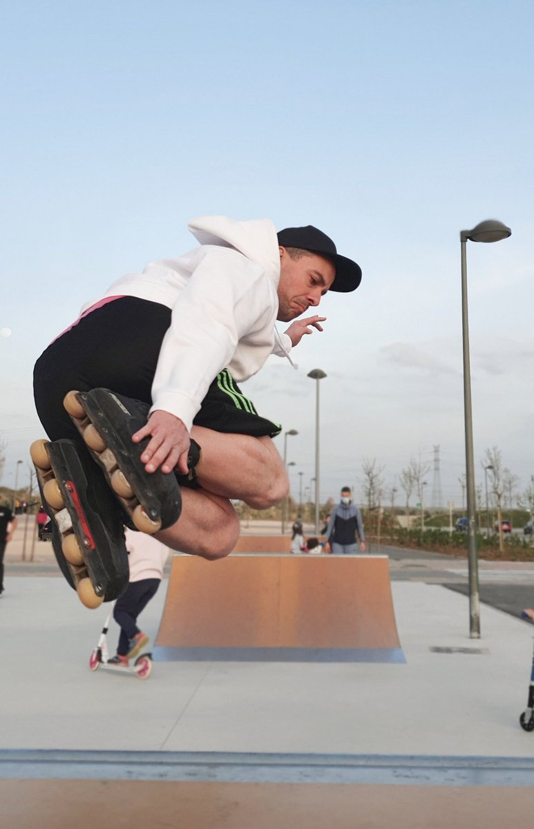 PerikoCristales's tweet photo. Más de 10 años sin ponerme los patines,lo echaba de menos,lo necesitaba,volveré a darle a pesar de mis 34 años,hasta que el cuerpo aguante. #roller #Roces #halpipe #patines https://t.co/E4s7T61gPh