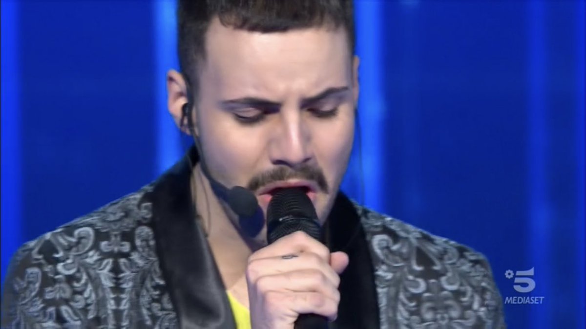 chiamamematto's tweet photo. Solita esibizione da scimmia urlante, 0 emozione e solo strilli. Vieni nonno adesso commentami e insultami nei commenti ti aspetto #amici20 https://t.co/oKCHokvVZK