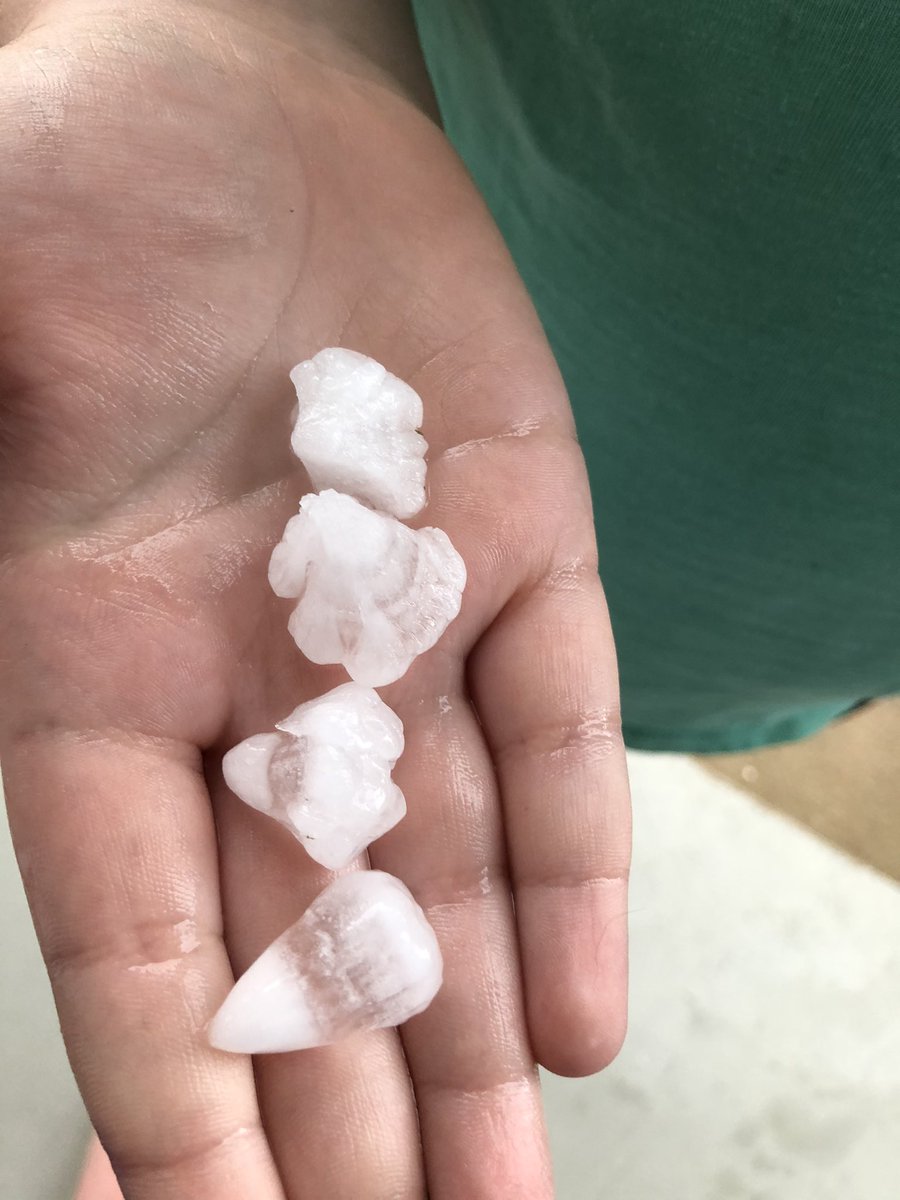 JonTarleton's tweet photo. #stlwx @NWSStLouis 1/2” hail and a rainbow in Harvester at 5:12p https://t.co/tYZibpTjDY