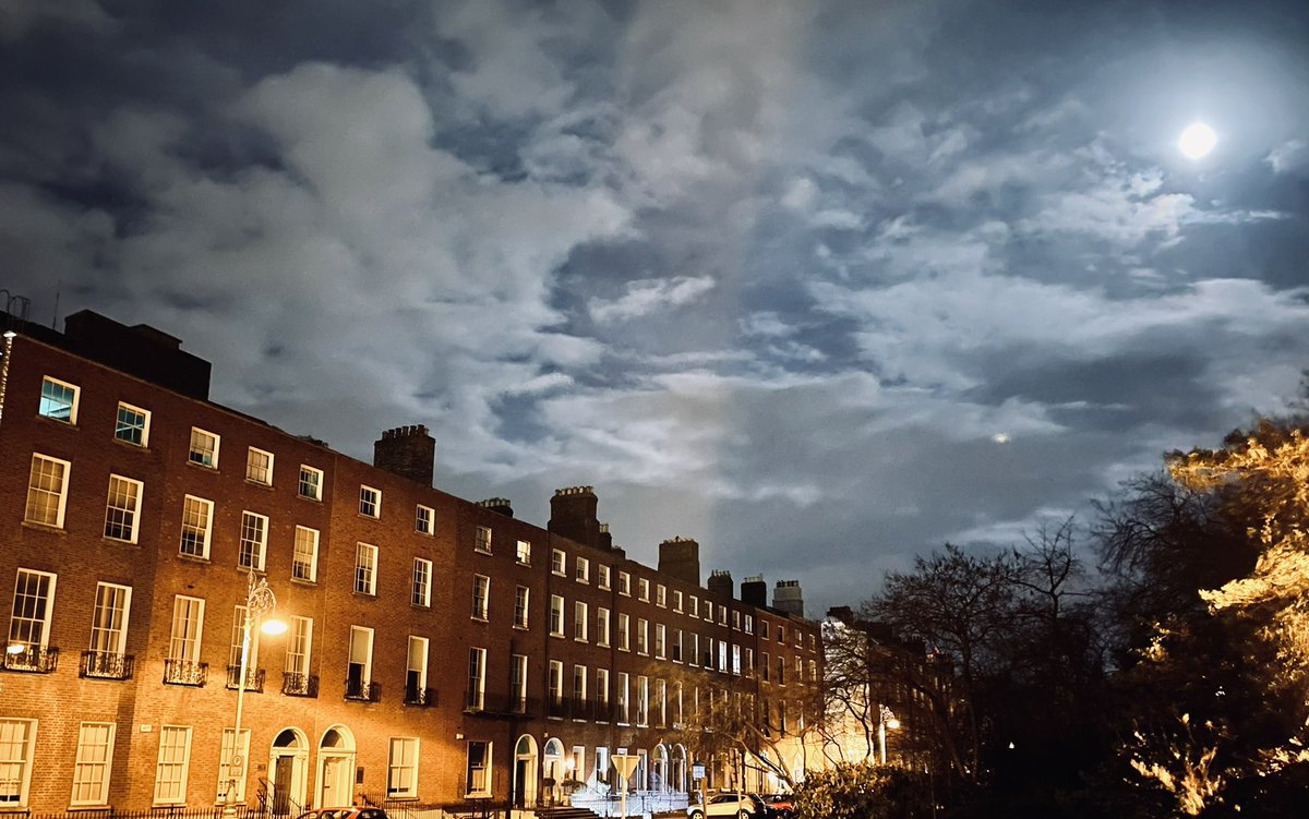 MartinFennelly's tweet photo. Dramatic Skies and Moon over Fitzwilliam Square Dublin - #dublin #fitzwilliamsquare #ireland https://t.co/ZGCkLofKq3