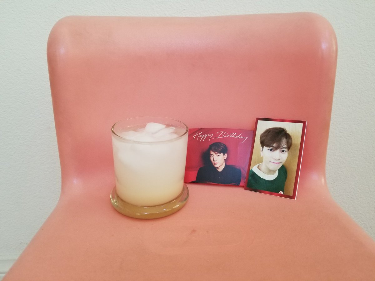 isabel8ntcrazy's tweet photo. Say hello to my own little Mr. Pink Chair 😂
Thank you for the cupsleeve @GOT7inOAK! 
Made my own drink with Calpico, lemon, sparkling water and maybe a splash of soju 🤫
#BoundToJackson #BoundToJackson_GA https://t.co/SUvNjauQF7
