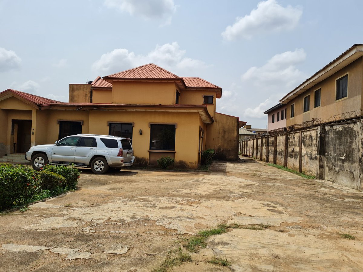 mborealty's tweet photo. 5 Bedroom fully detached house on a land size of 1680sqms for sale in good location in Ikorodu. 

#Detachedhouse #Newlisting #House #Purchase #Forsale #Lagoshousing #Garden https://t.co/eOv76sSYYH