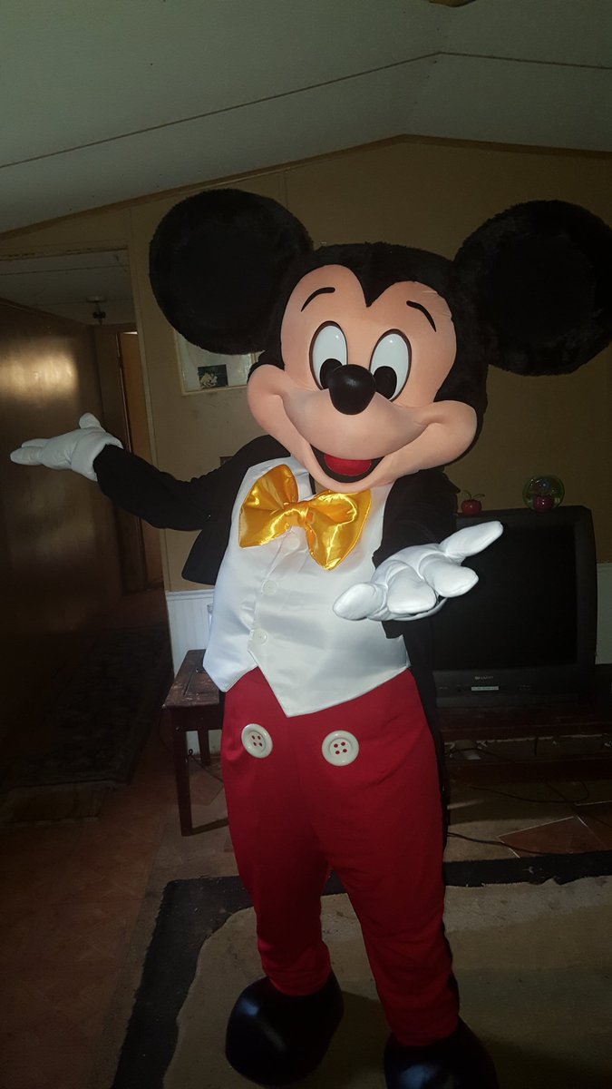 Hiya everyone? please give a big shout out to @CoolestHedgehog in my couldhouse hangout DM group with <a href="/lucky_rabbitos/">Oswald ♀♂✊</a> I asked her as soon as her Mickey Mouse mascot arrive to send photo's and She just did yay!!!!!!!!!!! 😊💕🎆🎆🎆🎇🎇
