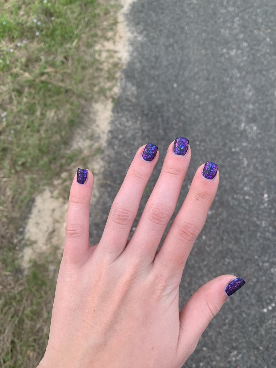 analeece02's tweet photo. New nails using @holotaco @nailogical 💿 https://t.co/AB4qqc2dSC