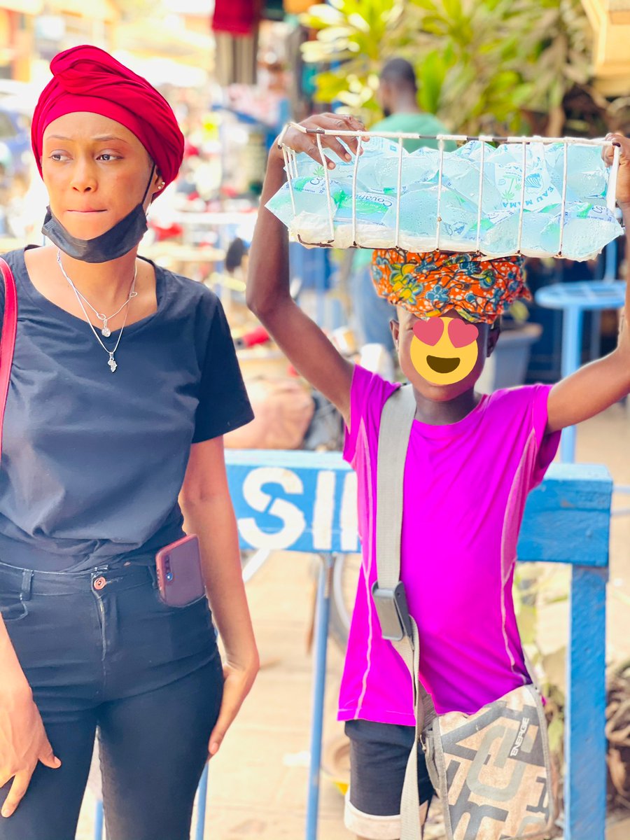 SoumahMambia's tweet photo. Vous rencontrez chaque jour ces pauvres innocents qui sous le soleil n’arrêtent pas de vendre malgré la gravité de cette pandémie car la situation de la famille y oblige. 
Accordez les 10 minutes de votre temps, pour discuter et partager le peu que vous avez❤️ https://t.co/RcxCoshwCV