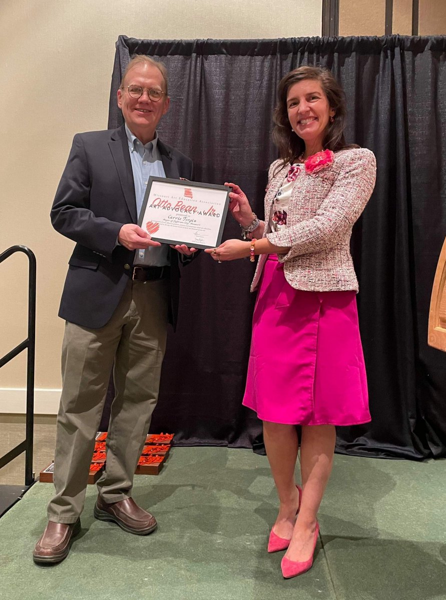 CarrieTergin's tweet photo. Thank you MO Art Education Association @MAEAarteducator & Barry Bean for the Otto Bean Arts Advocacy Award in honor of his father, former #MoLeg State Rep who advocated for the arts. I'm proud to carry on the legacy of Otto Bean. #MayorTergin #MayorArtist 🎨 https://t.co/VvRSuObedp