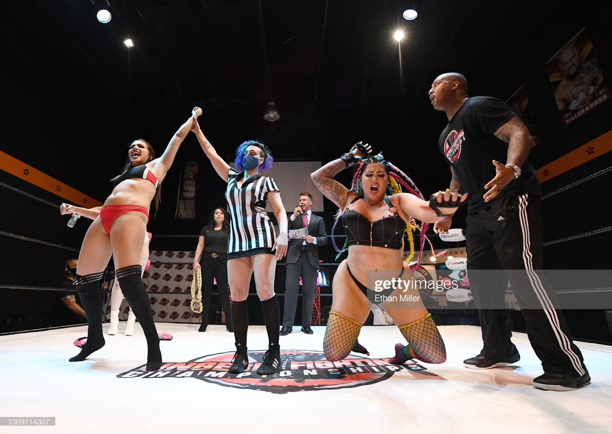AJKirsch's tweet photo. Next time @salinadelarenta is rude to me after I announce her the winner at a @LingerieFC event, I’m gonna pull an @IAmSteveHarvey, say I made a mistake, and announce her opponent the winner.
Sorry, @TheKatieForbes. 🤷♂️
More pics on my IG: @AJKirsch
#LFC31
📸 @GettyImages https://t.co/b9xvOvxCt4