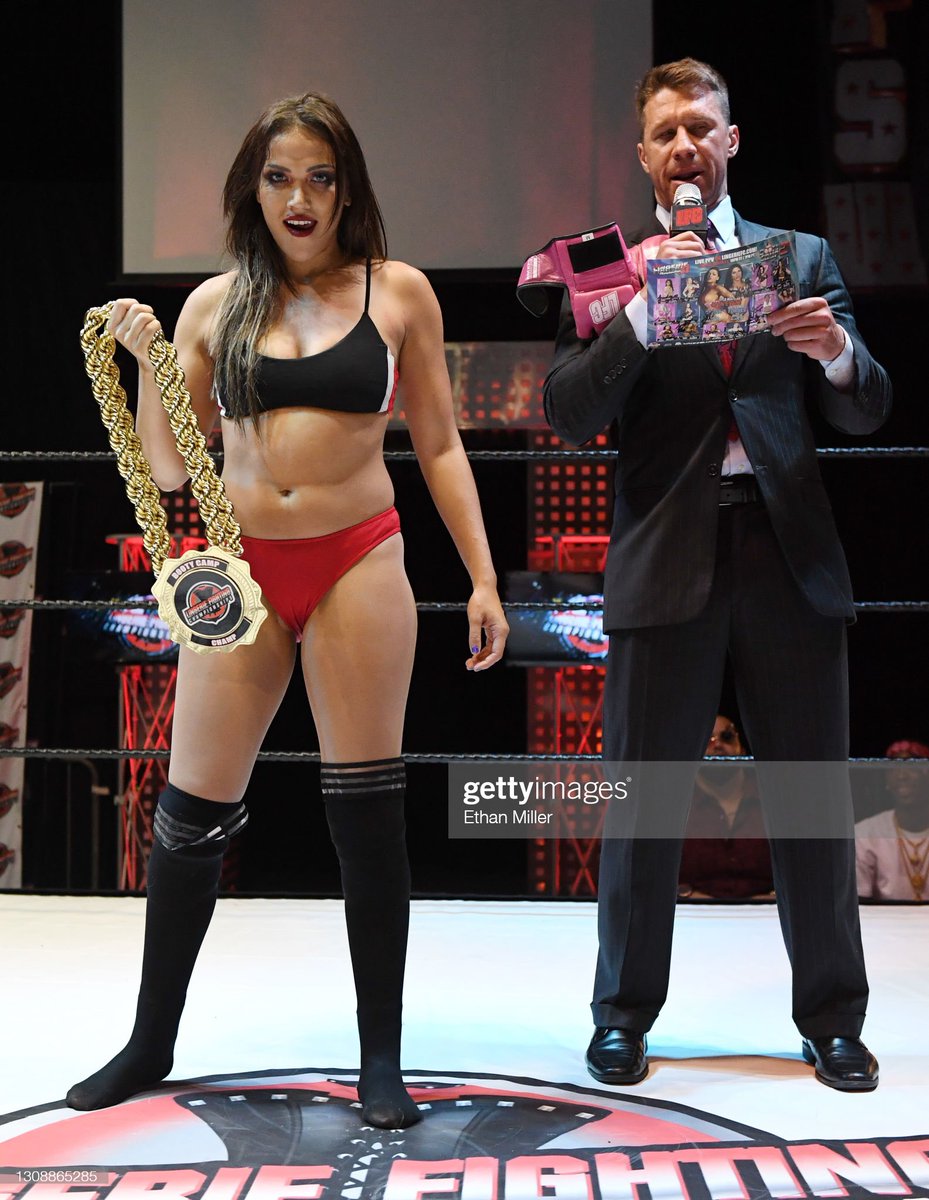 AJKirsch's tweet photo. Next time @salinadelarenta is rude to me after I announce her the winner at a @LingerieFC event, I’m gonna pull an @IAmSteveHarvey, say I made a mistake, and announce her opponent the winner.
Sorry, @TheKatieForbes. 🤷♂️
More pics on my IG: @AJKirsch
#LFC31
📸 @GettyImages https://t.co/b9xvOvxCt4
